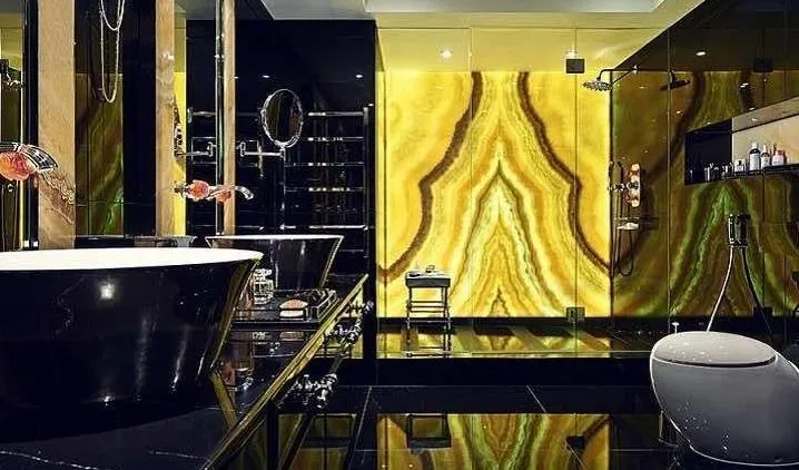 Tranh đá đối xứng trong phòng tăm