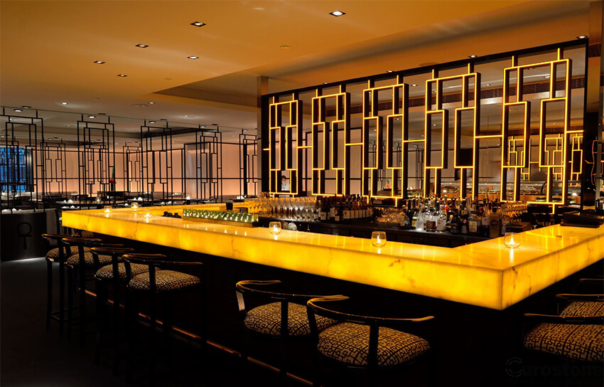 Tranh đá ngọc xuyên sáng được lựa chọn trong sảnh quầy bar