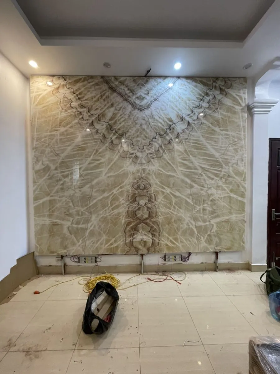 Tranh đá onyx xuyên sáng ốp tường phòng khách
