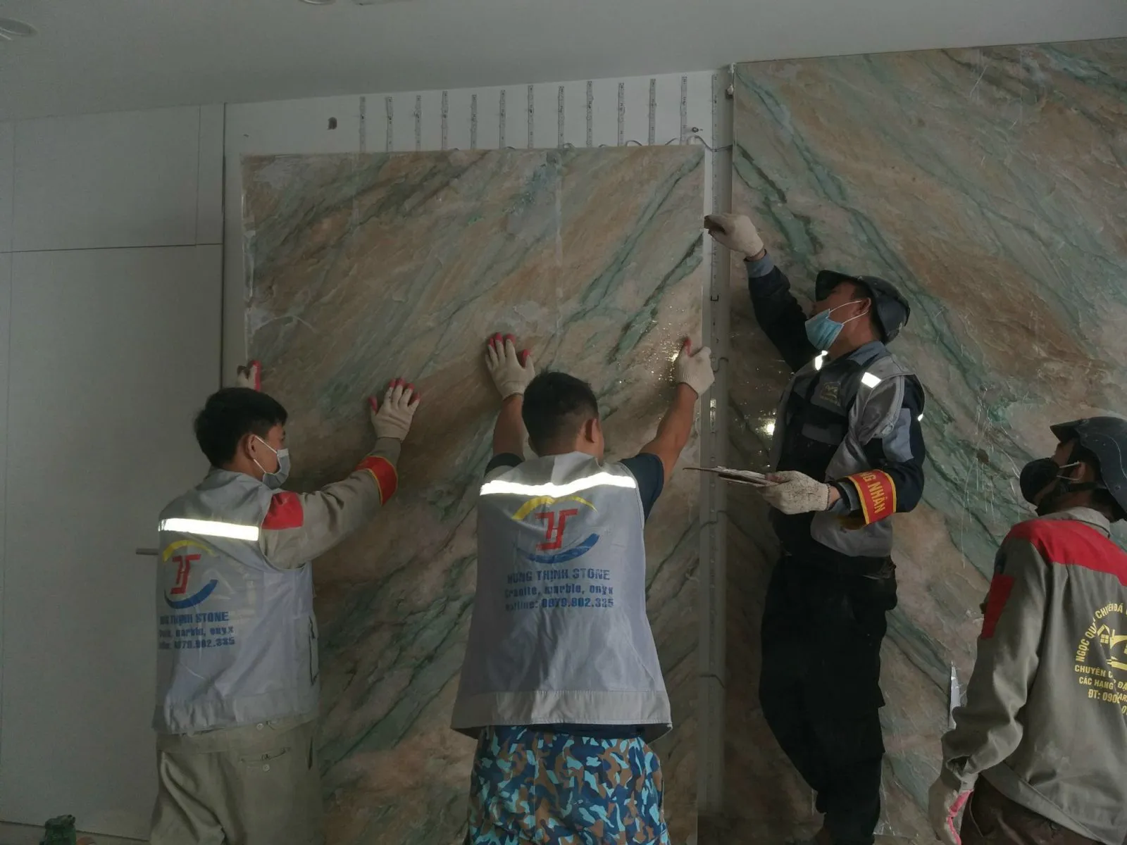 Bức tranh đá đối xứng được quét một lớp keo kết dính