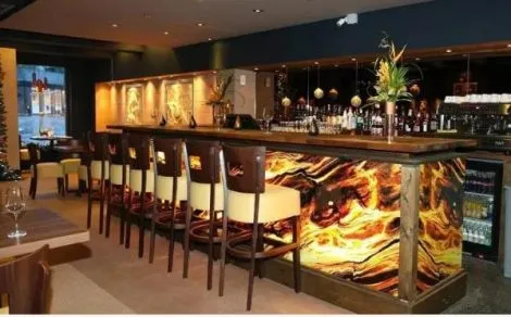 Nghệ Thuật Đá Xuyên Sáng-Xu Hướng Mới Trong Trang Trí Quầy Bar