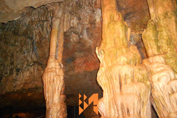 Đá Onyx xuyên sáng thường xuất hiên trong các hang động