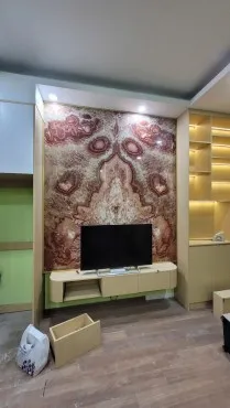 Tranh đá onyx màu đỏ ốp vách tivi