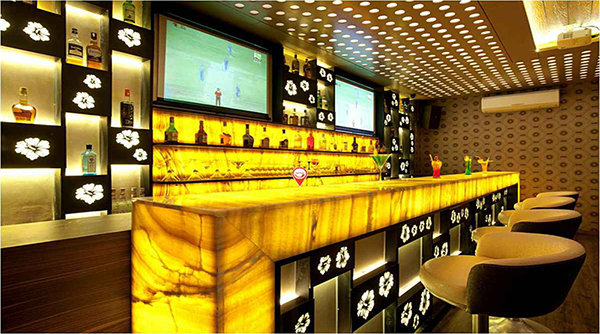 tranh đá onyx quầy lễ tân