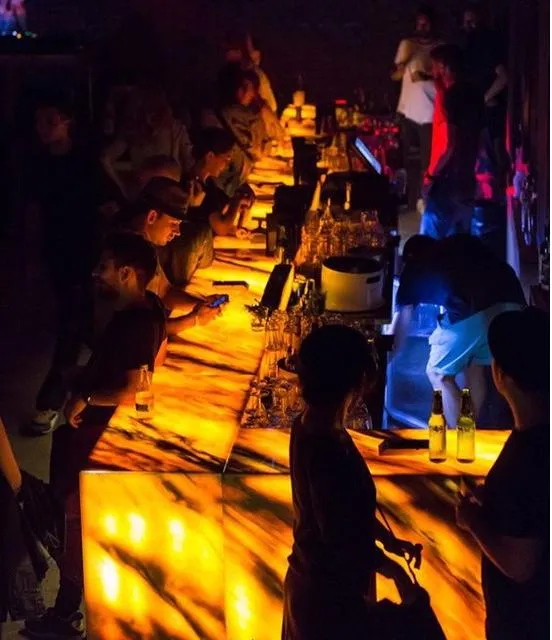 Đá onyx xuyên sáng ốp quầy bar