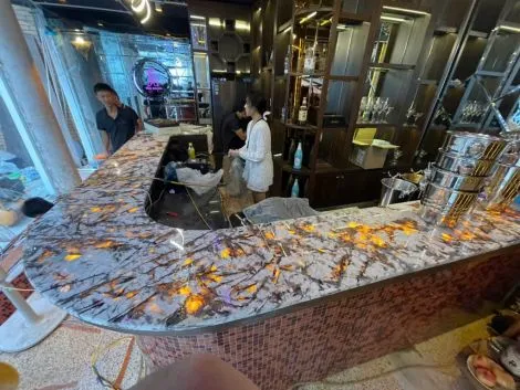 Choáng ngợp với quầy bar ốp đá xuyên sáng độc lạ!