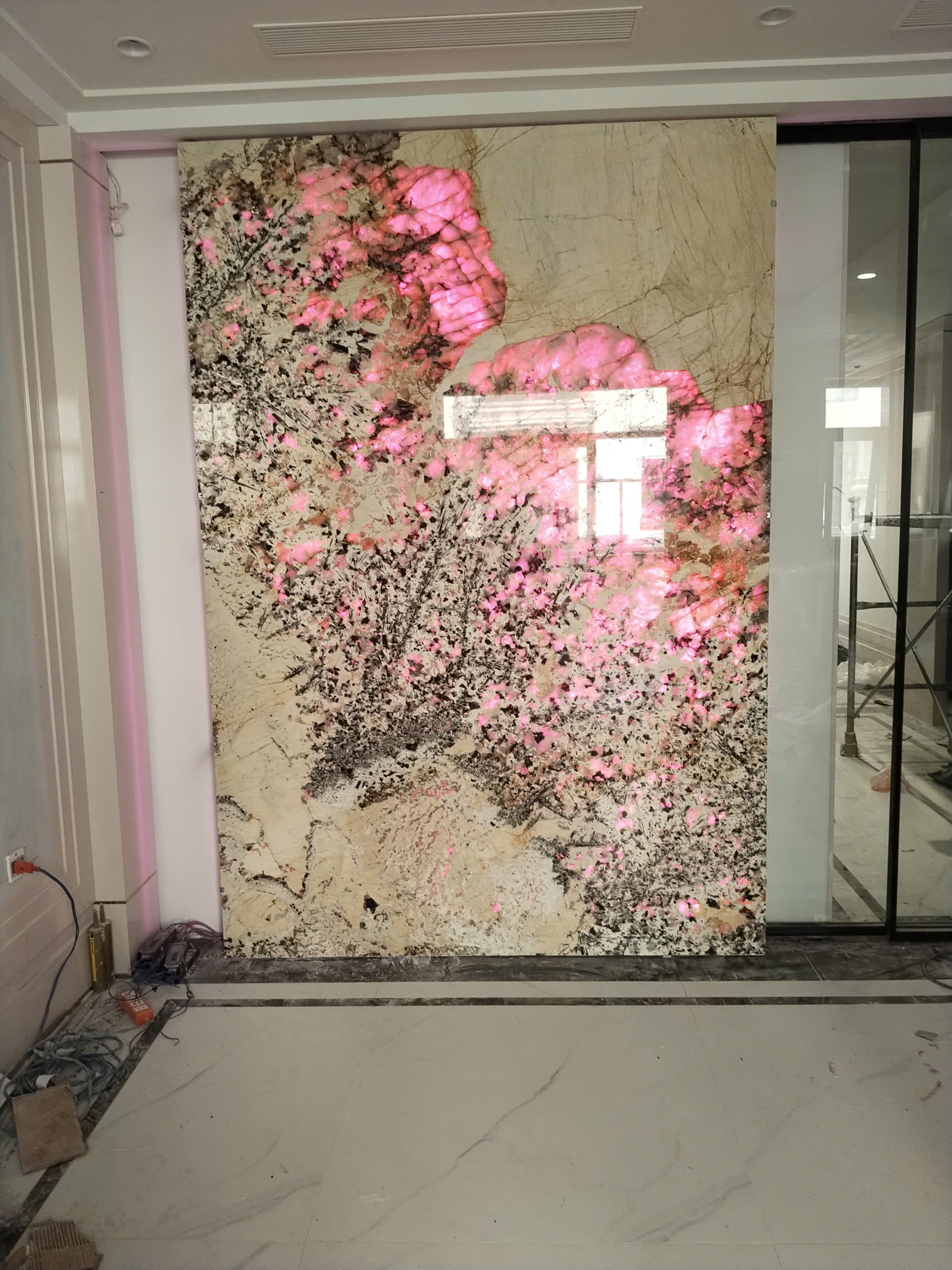  Lắp đặt bức tranh đá thạch anh xuyên sáng ốp tường tại Him Lam Thườn Tín – Hà Nội