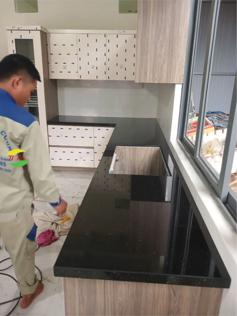 thi công đá granite ốp bếp