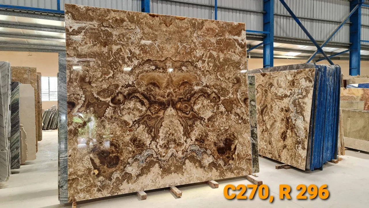 Tranh đá ốp tường có các đường vân làm nổi bật bức tranh