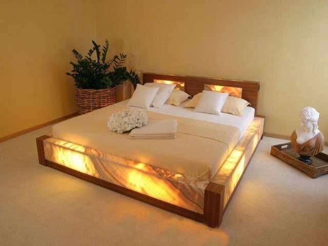 Phòng ngủ được thiết kế sản phẩm tranh đá xuyên sáng onyx