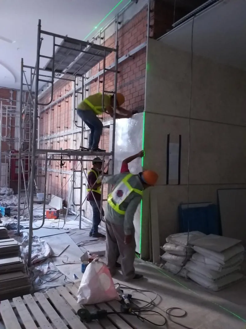 Công nhân và kỹ thuật căn chỉnh đá xuyên sáng tự nhiên một cách cẩn thận tỷ mỷ Công nhân và kỹ thuật căn chỉnh đá xuyên sáng tự nhiên một cách cẩn thận tỷ mỷ