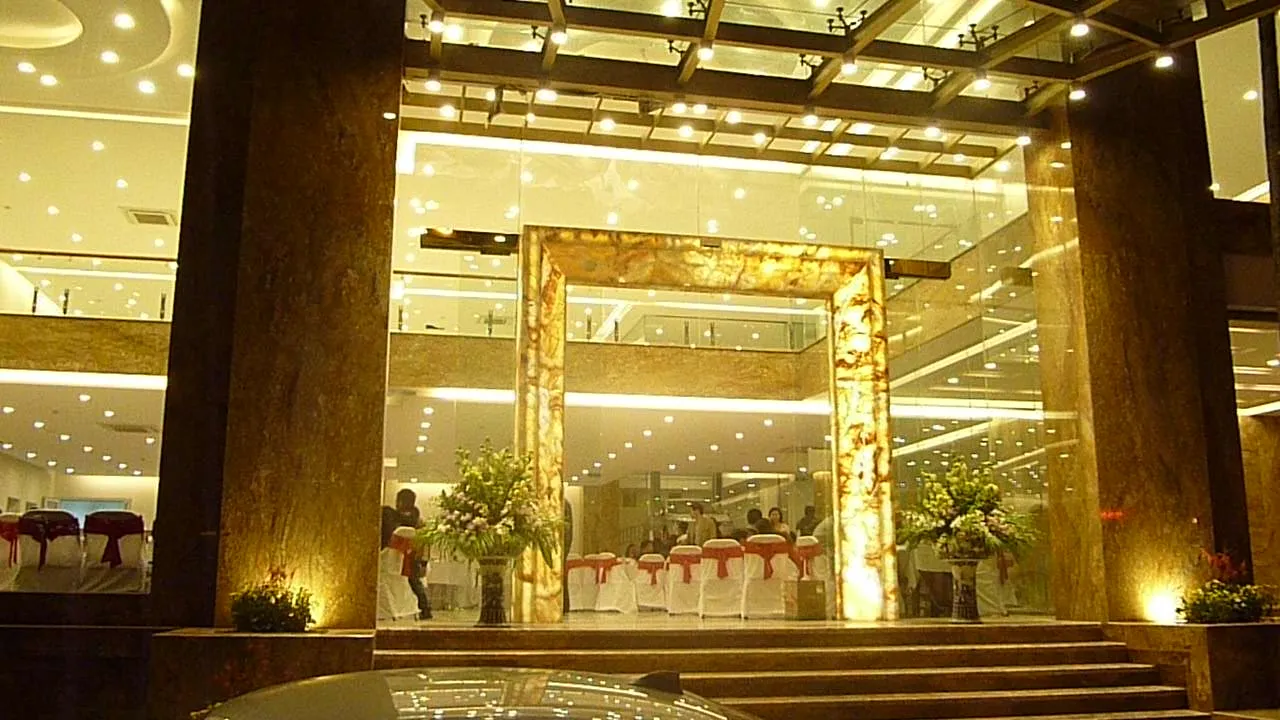 Đá xuyên sáng nhân tạo