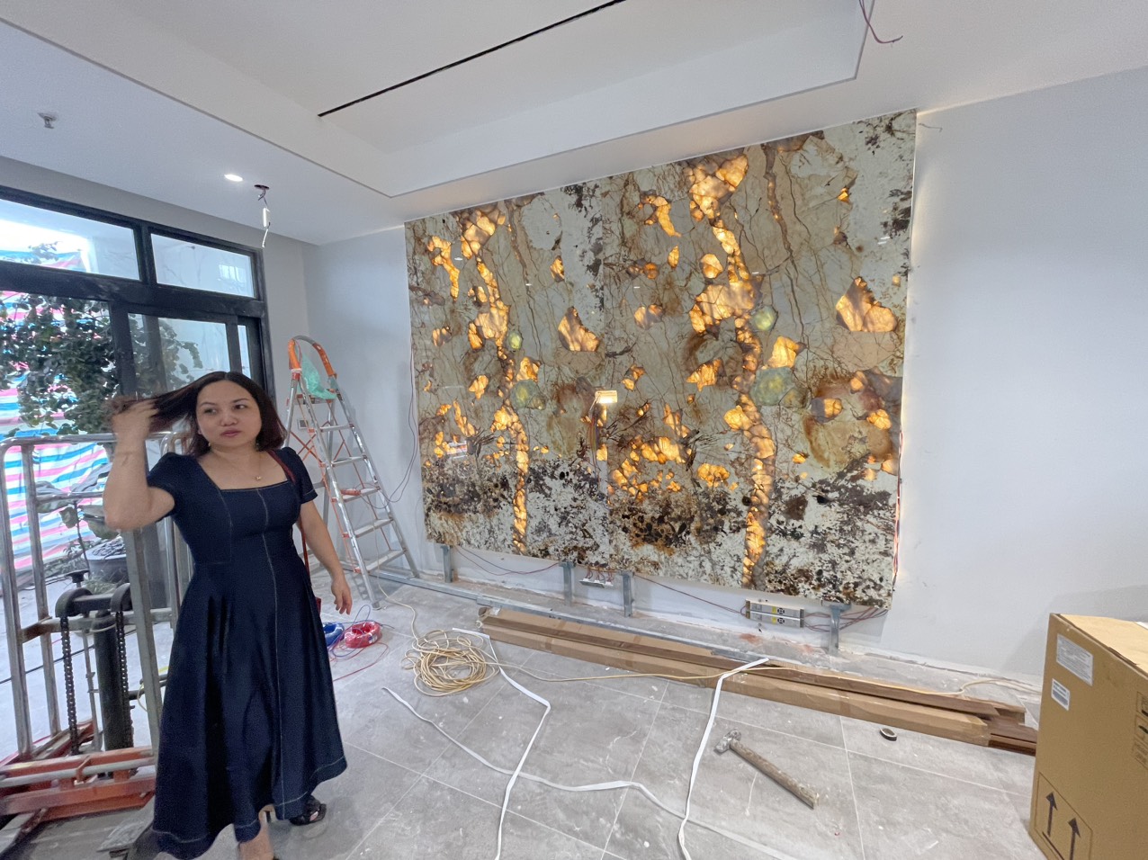 Thi Công Tranh Đá Thạch Anh Xuyên Sáng Tại Gia Đình Chị Linh Royal City